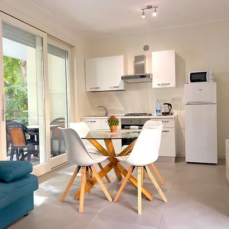 Апартаменты Charming Downtown