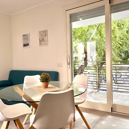 Apartament Charming Downtown